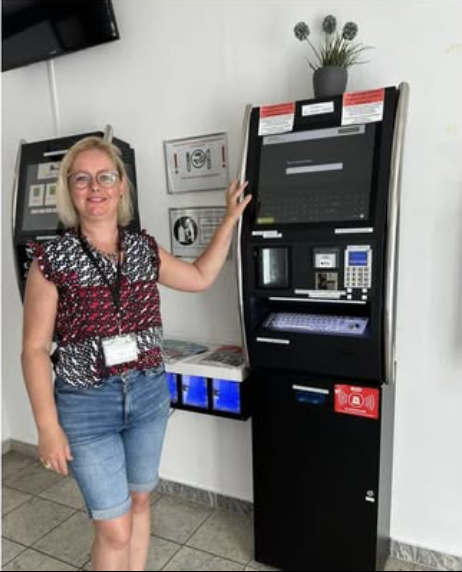 Sunny Hotel Straubing – Self-Check-in mit Key&Card AG Nina Rudi vom Sunny Hotel Straubing neben Self-Check-in-Terminal von Key & Card AG im Eingangsbereich